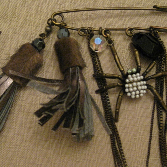 HANDCRAFTED 5 & 3/8" BROOCH Brass Pearl Spider - Picture 6 of 8